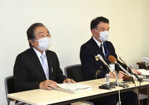 委員会後、報道陣の取材に応じた小林彰委員長(左)と小林晴久消防長=柏崎市三和町