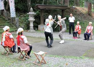 仮山伏演武を体験するモデルツアーの参加者=妙高市関山