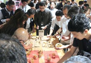 兵庫県三田市のコメや上越市の地場産品が並んだイベント=7日、東京・丸の内