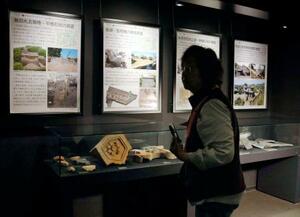 　熊本城天守閣で始まった復旧工事に伴う文化財調査のパネル展＝３０日午前、熊本市