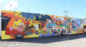 Next Generation Townに完成した、若手クリエーターや学生らが制作した大看板=燕市吉田西太田