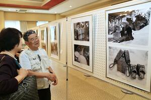 山古志の人々を撮り続けてきた片桐恒平さん(右)の写真展=長岡市山古志竹沢