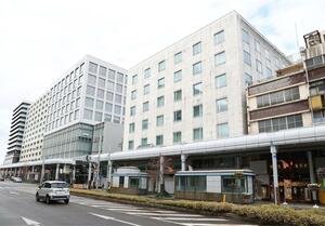 米百俵プレイス東館に改修予定の旧北越銀行本店の建物(中央)。左側は昨年7月に開館した西館=長岡市大手通2