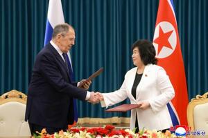 ロシアのラブロフ外相(左)と握手する北朝鮮の崔善姫外相=12日、北朝鮮東部元山(朝鮮中央通信=共同)