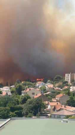 フランス・マルセイユの住宅街付近で、山火事により立ち上る煙=8日(@mimiiiieのインスタグラムから、ロイター=共同)