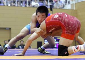 男子個人51キロ級3回戦 必死に食らいつく八海高の長谷川太一=8月3日、佐賀県嬉野市