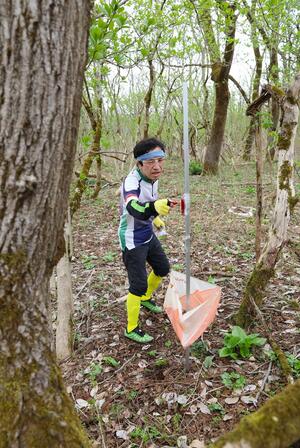 設置されたチェックポイントを巡る選手＝５日、長岡市の信濃川河川敷