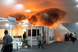 COP30会場の火災現場で消火に当たる人々=20日、ブラジル北部ベレン(ロイター=共同)