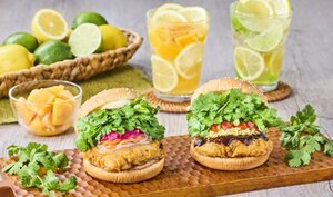 「パクチーチキンバーガー カオマンガイ」「パクチーチキンバーガー バインミー」