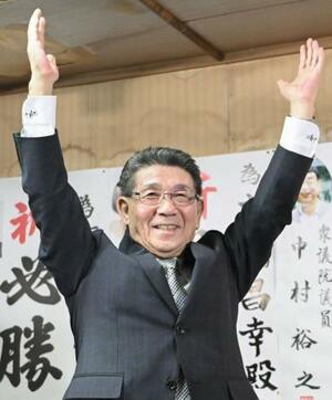 北海道神恵内村長選で7選を確実にした高橋昌幸氏=22日午後、北海道神恵内村