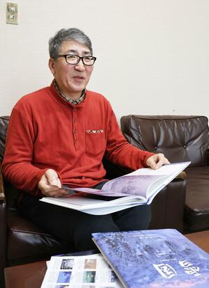 写真集「雪国」を出版した中沢勝さん＝柏崎市四谷２の新潟日報柏崎総局