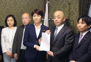 衆院に再審制度を見直す刑事訴訟法改正案を提出する西村智奈美衆院議員（中央）ら＝１５日、国会