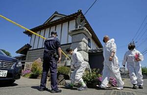 強盗殺人事件の現場に入る捜査関係者=17日、栃木県上三川町