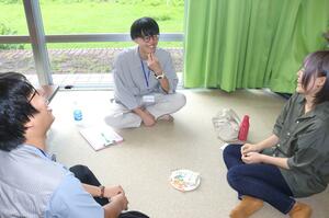 社会人と交流し、自分の将来について考える参加者=柏崎市高柳町高尾