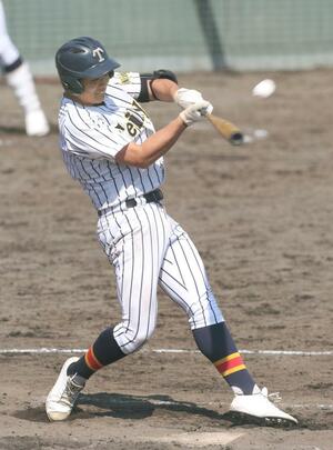 東京学館-帝京長岡 3回裏帝京長岡2死一塁で浮ケ谷が左越2点本塁打を放ち2-3と追い上げる=柏崎市佐藤池