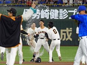 9回、サヨナラ二塁打を放ちチームメートから祝福を受ける巨人・若林(中央)=東京ドーム