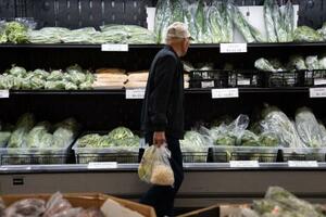 食料品店で買い物をする男性=8日、米ポートランド(AP=共同)