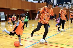 元Jリーガーが子どもたちに指導したサッカー教室=2月23日、糸魚川市上刈4