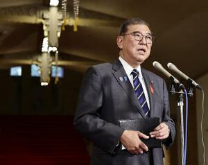 自民党の新総裁に高市早苗氏が選出されたことを受け、取材に応じる石破首相=4日、首相公邸