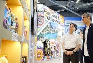 大阪・関西万博会場を視察する林官房長官(左)=24日午後、大阪市