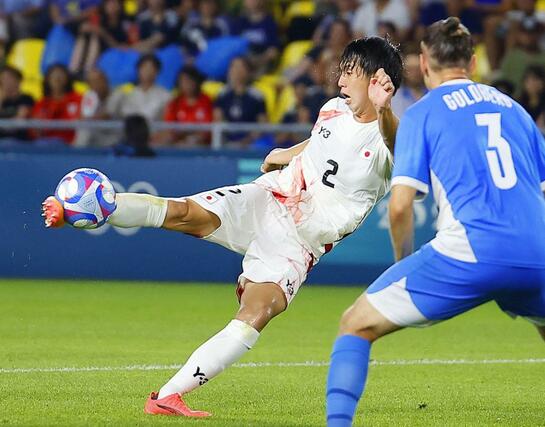 日本－イスラエル　後半、ゴールを狙う鈴木＝ナント（共同）