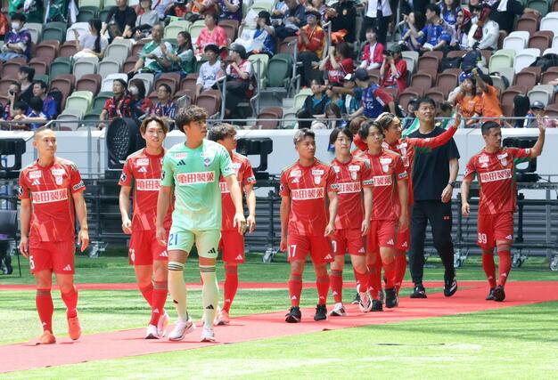 入場する新潟の選手と船越優蔵監督＝ＭＵＦＧ国立