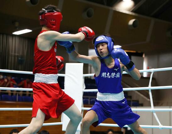 男子ライトフライ級準々決勝　開志学園の２年、沖海星。積極的に攻めるも強豪選手に間合いをつかめず判定で敗れる＝８月１日、岡山県の玉野市総合体育館