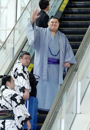 手を振り、大相撲パリ公演へ出発する横綱大の里＝１０日、羽田空港