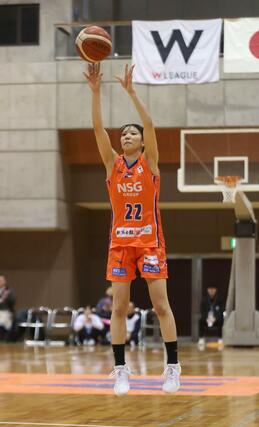 第１クオーター、森田真衣が３点シュートを決める＝８日、白根カルチャーセンター