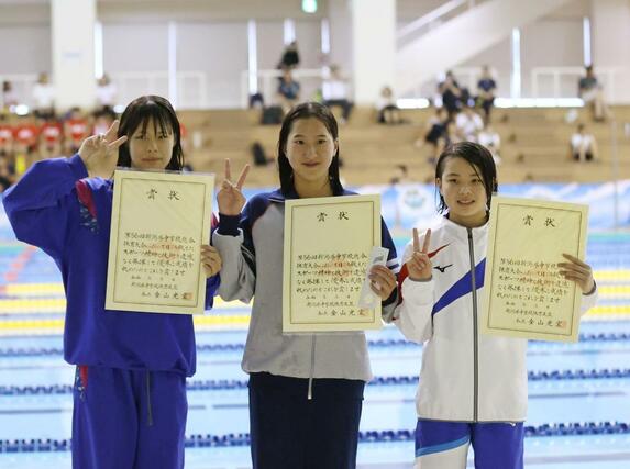 女子１００メートル自由形を制した歌代咲彩（中・柏崎二）＝７月１２日、長岡市のダイエープロビスフェニックスプール