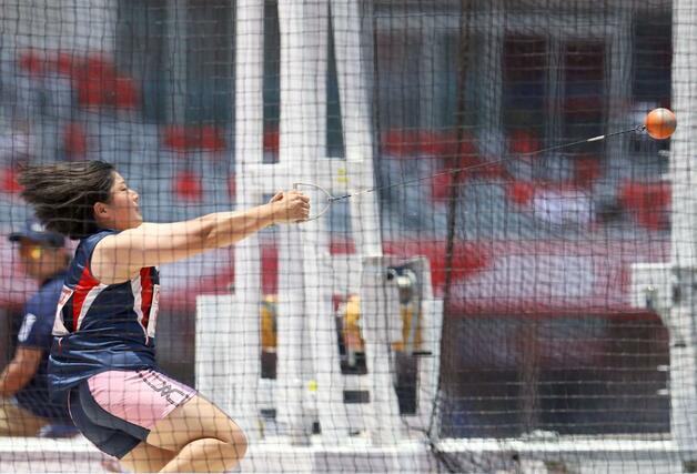 女子ハンマー投げ決勝　３投目に自己記録となる５８メートル５０まで記録を伸ばし８位の松尾菜那（新潟医療福祉大）＝＝パロマ瑞穂スタジアム
