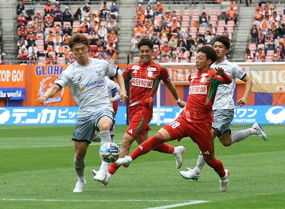 新潟－今治　後半、ゴールを狙うＦＷ若月大和＝ビッグスワン