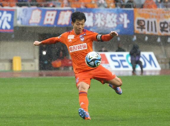 新潟－Ｃ大阪　前半、ＭＦ高宇洋がボレーシュートを放つ＝ビックスワン