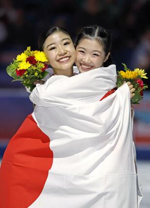 女子でＧＰ初優勝を果たした千葉百音（左）と３位の中井亜美＝サスカトゥーン（共同）
