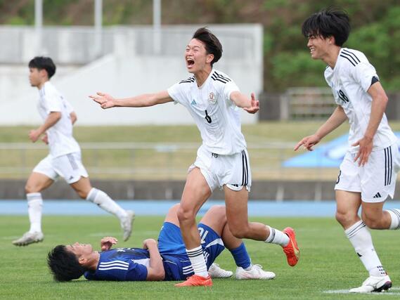 延長後半、新潟医福大のＤＦ向井俊貴（中央・６）が値千金の勝ち越しゴールを決め、３－２。喜びを爆発させる向井＝新発田市五十公野運動公園陸上競技場