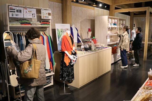 五泉特産のニットコーナーにも多くの人が集まった＝五泉市赤海