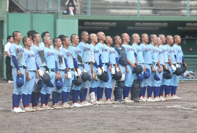 村上桜ヶ丘－加茂暁星　９－２で村上桜ヶ丘を破り、校歌を歌う加茂暁星の選手たち＝新発田市五十公野