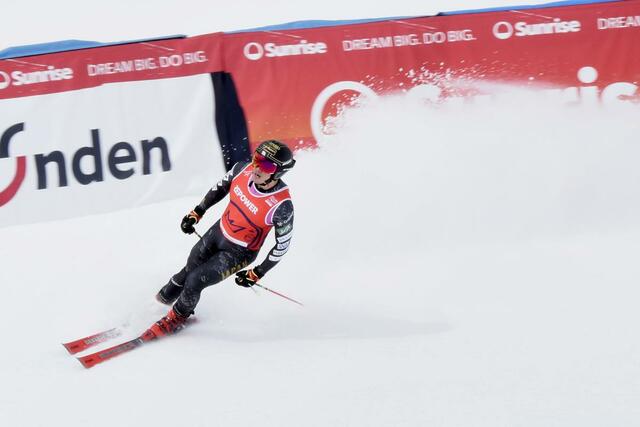 男子スキークロス　決勝トーナメントでゴールした須貝龍＝サンモリッツ（共同）