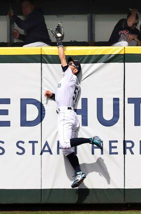 ２０１８年３月、インディアンス戦で本塁打性の大飛球を好捕するマリナーズのイチローさん＝シアトル（共同）