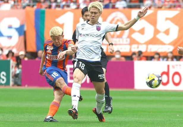 新潟-FC東京 前半、小見洋太(16)がシュートを放つ=ビッグスワン