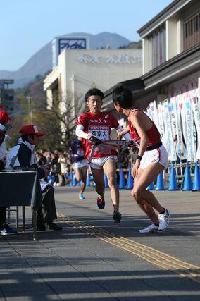 帝京大の６区原由樹人（東京学館高出）が７区にたすきをつなぐ＝２０１６年１月３日、小田原市