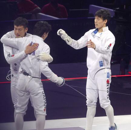 男子エペ団体決勝　日本－ハンガリー　延長戦で敗れ、加納虹輝（左から２人目）に駆け寄る古俣聖（右）＝８月２日、パリ（新潟日報社写真映像部・新井田悠）
