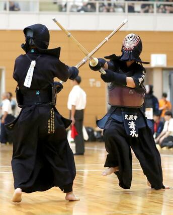 剣道男子団体決勝Ｔ１回戦　北辰－安佐（広島）　攻める北辰の副将清水丈瑠（右）