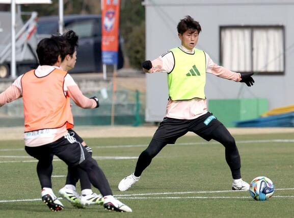 守備をするＤＦ森昂大＝宮崎県都城市