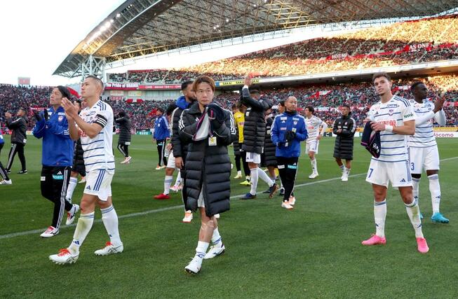 自力でのＪ１残留を決め、サポーターにあいさつする選手。ＤＦ堀米悠斗の目には涙が光っていた＝埼玉スタジアム