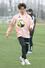 試合前日練習でボールをトラップするMF長谷川元希=聖籠町