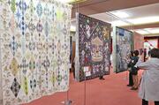 十日町で「キルト展」始まる　幾何学模様、花、風景… 色彩のハーモニーがキルトファン魅了