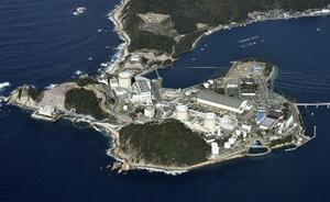 　関西電力美浜原発。（手前右から）１号機、２号機、３号機＝２０２１年１１月、福井県美浜町