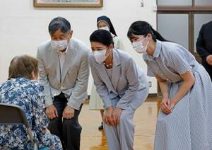 恵の丘長崎原爆ホームを訪れ、入所者と懇談される天皇、皇后両陛下と愛子さま=13日午前、長崎市