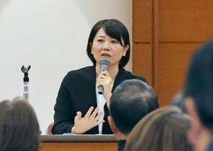 FM局が生放送する市民集会で、参加者の質問に答える前橋市の小川晶市長=14日午後、前橋市